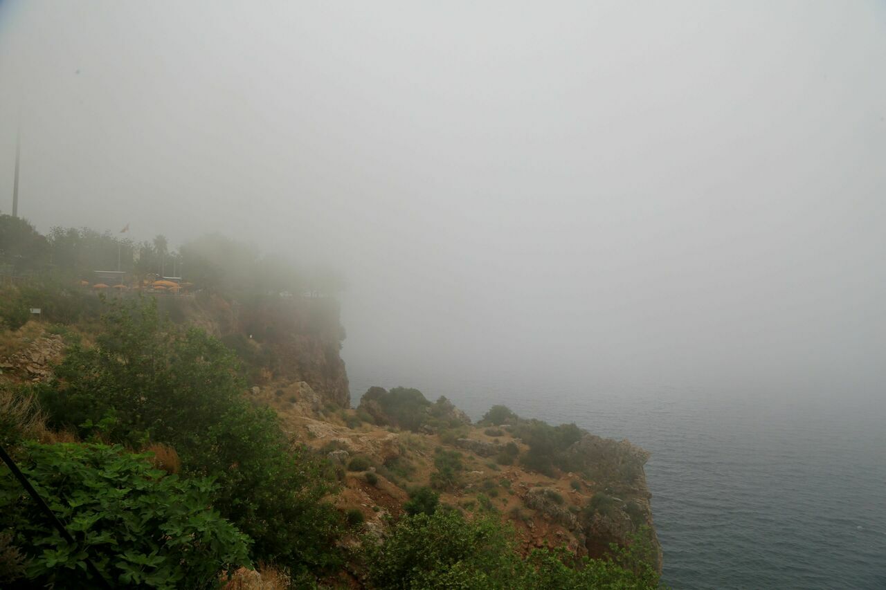 Antalya'da sis kenti görünmez kıldı: Konyaaltı sahili ve Kaleiçi kayboldu