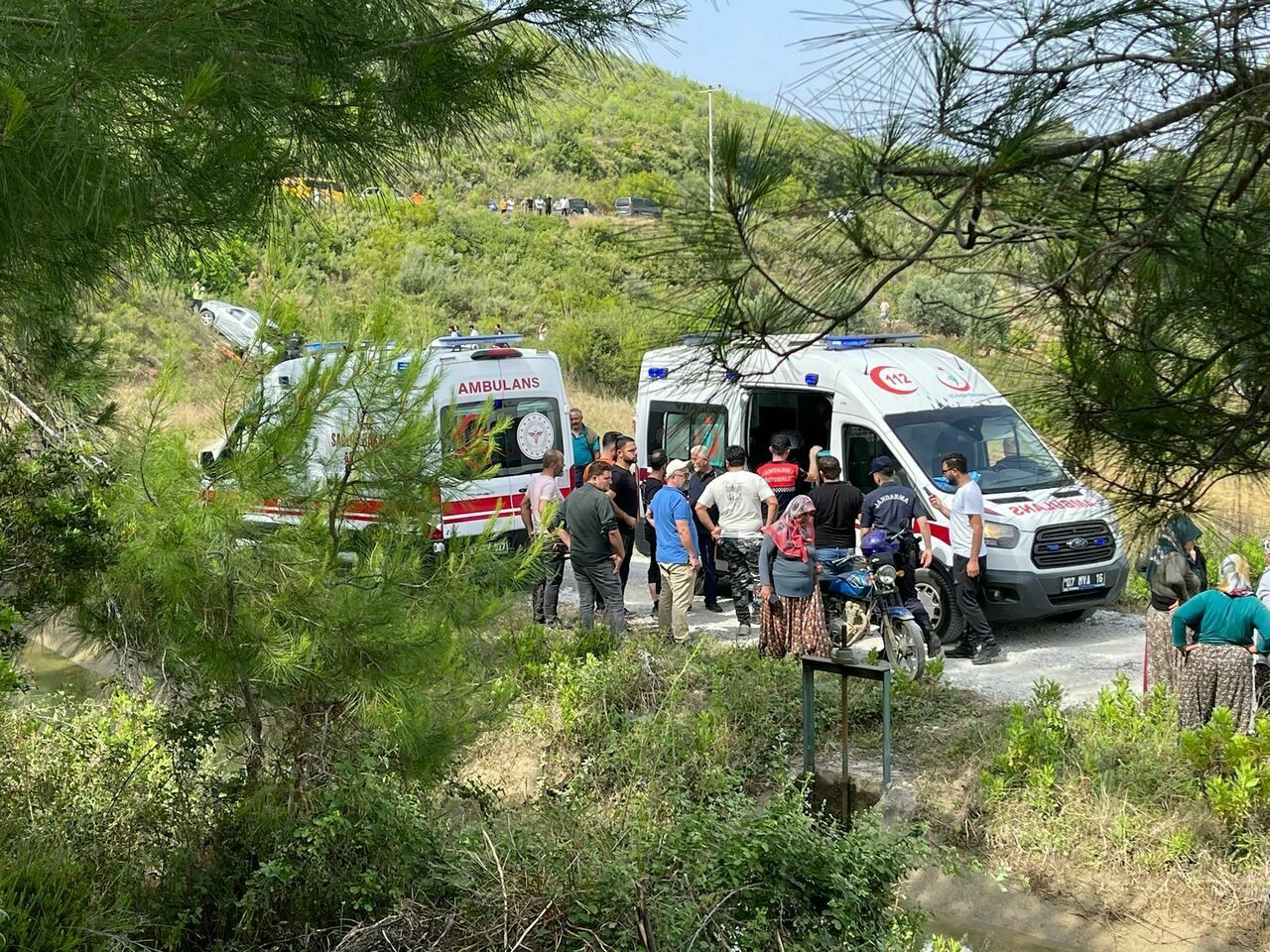 Feci kaza! Alanya'da şarampole yuvarlanan kamyonet faciası: 1 ölü 3 yaralı