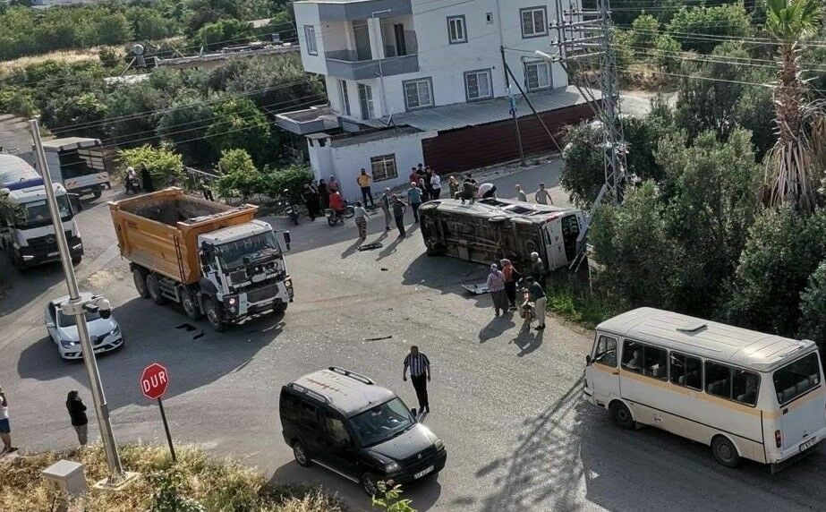 Mersin'de kamyon öğrenci servisine çarptı