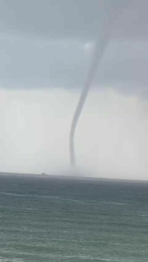 Deniz üstünde oluşan hortum telefon kamerasına yansıdı