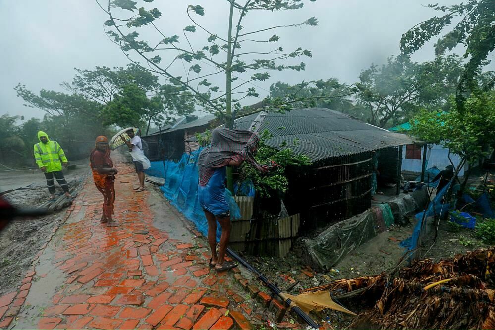  Remal Kasırgası Hindistan ve Bangladeş'te yıkıcı etkisini gösterdi