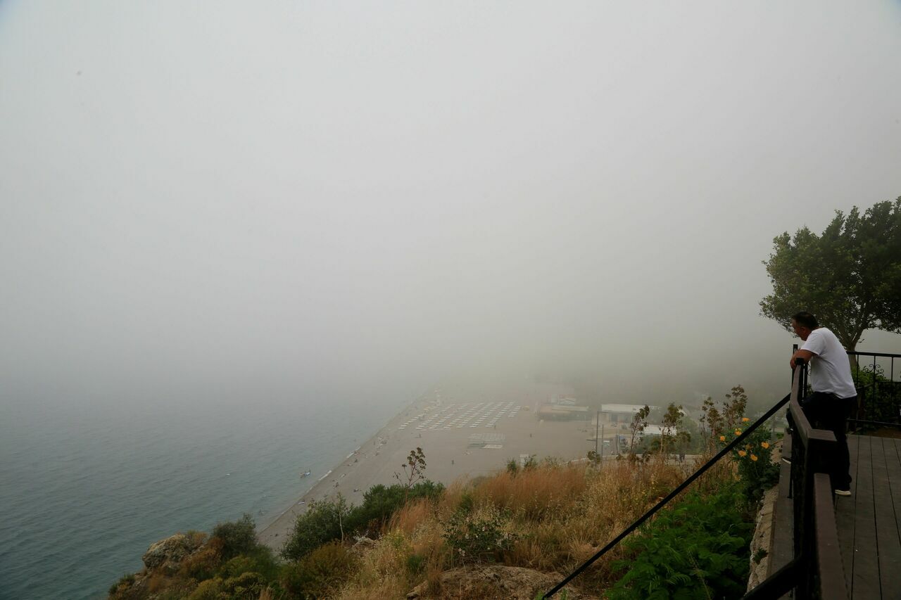 Antalya'da sis kenti görünmez kıldı: Konyaaltı sahili ve Kaleiçi kayboldu