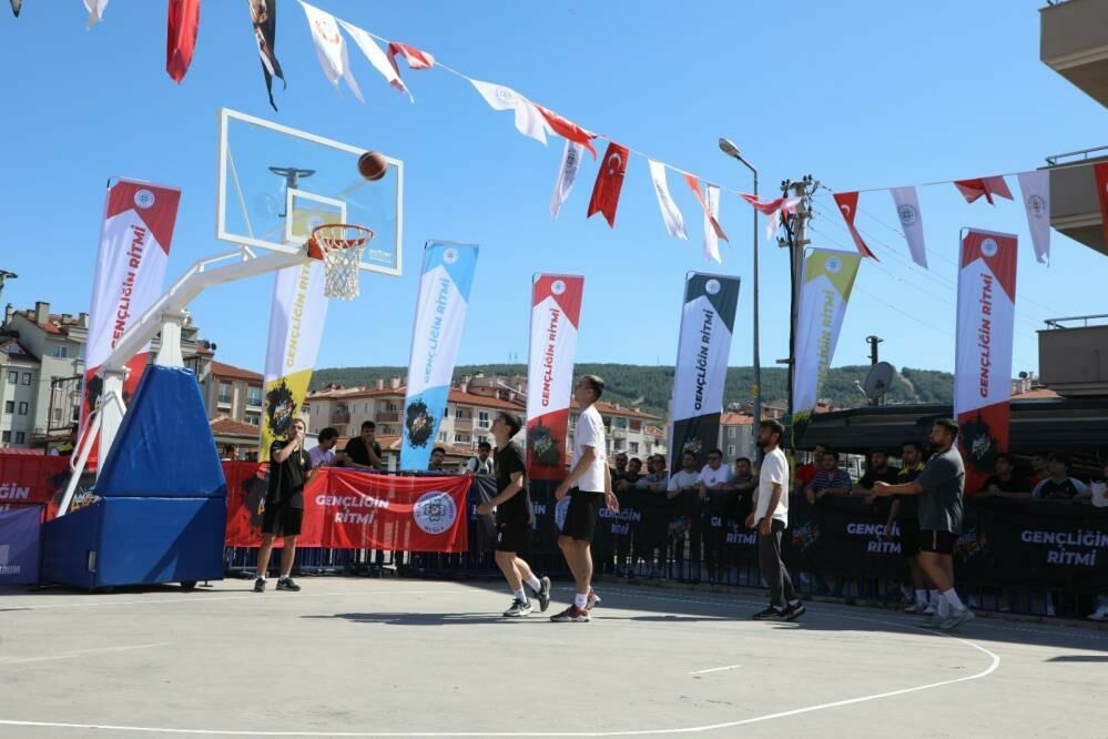 B A S K E T B O L L L