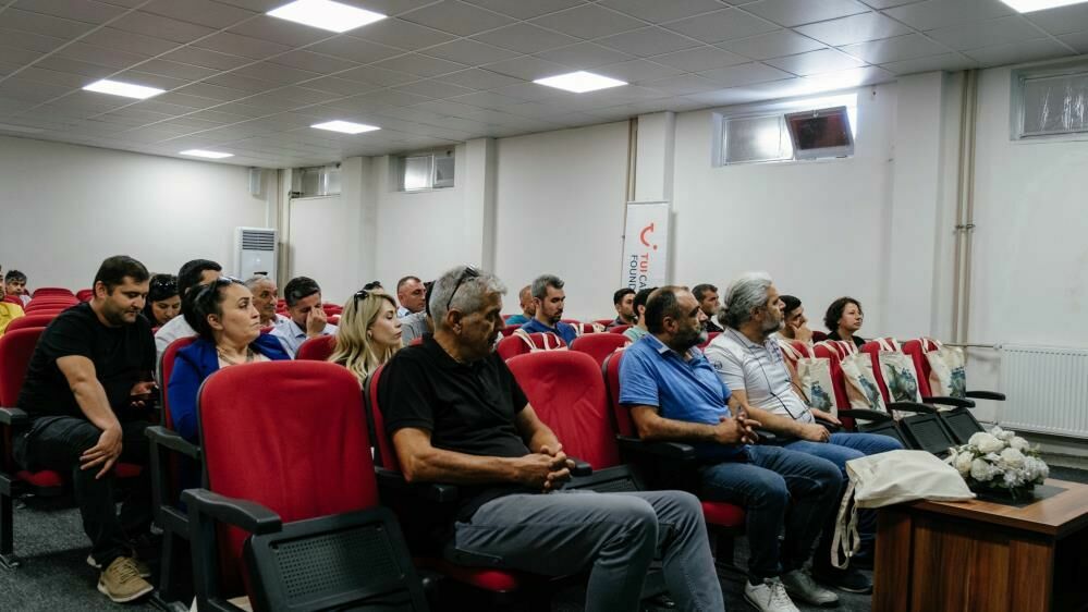 D İ N L E Y İ C İ