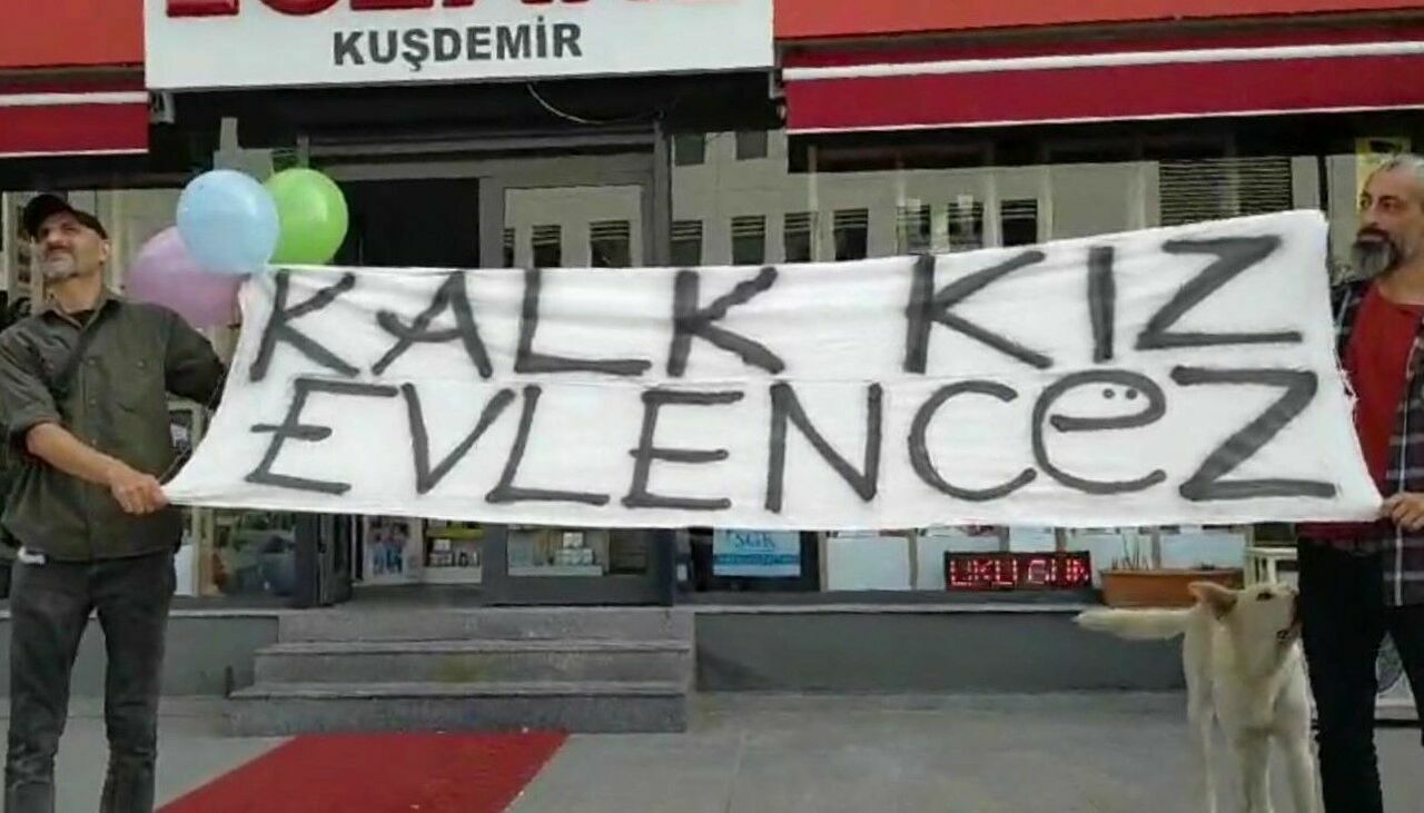 İzmir'de Lösemi Tedavisi Gören Genç Kız Hastane Odasında Evlilik Teklifi Aldı