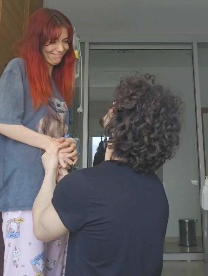 İzmir'de Lösemi Tedavisi Gören Genç Kız Hastane Odasında Evlilik Teklifi Aldı3