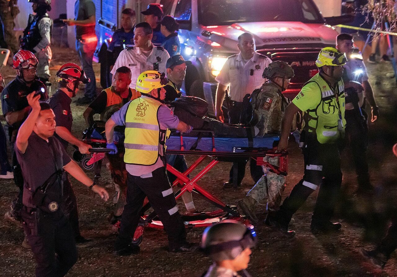 Mitinginde Sahne Çatısı Çöktü3