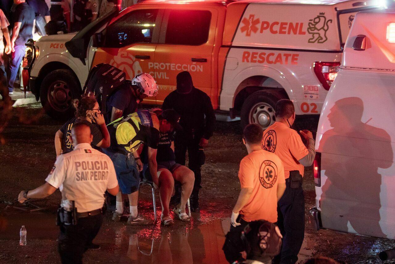 Mitinginde Sahne Çatısı Çöktü4