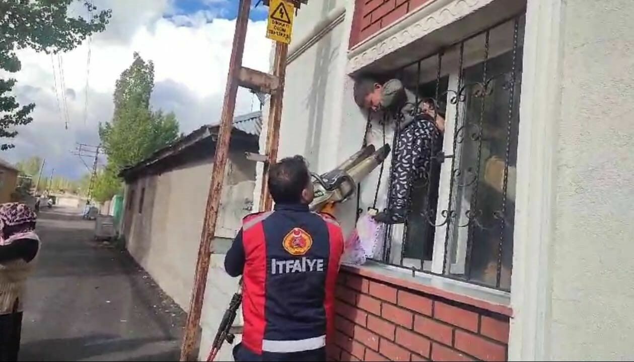 Pencereye Sıkışan Çocuk2