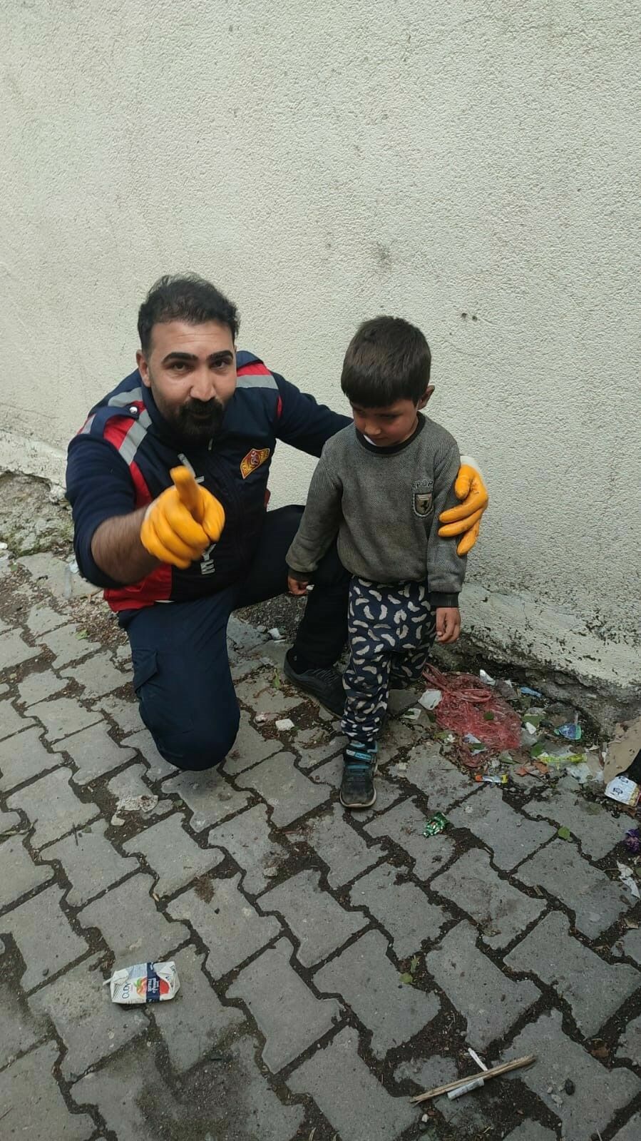 Pencereye Sıkışan Çocuk3