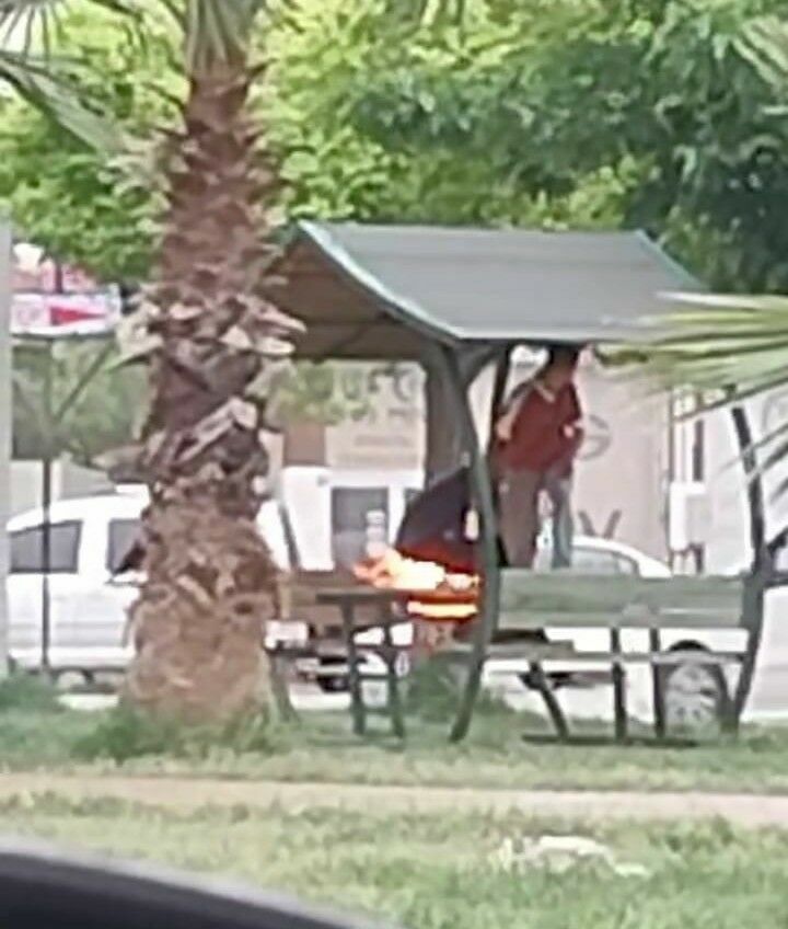 Şanlıurfa'da Gençler Parkta Ahşap Masayı Yaktılar2