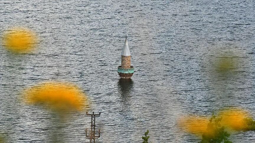 Karakurt Barajı'nda su seviyesi yükseldi: Köy yerleşim yeri suya gömüldü
