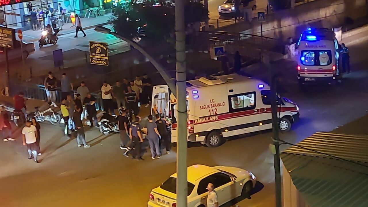 Kepez'de motosikletler kafa kafaya çarpıştı
