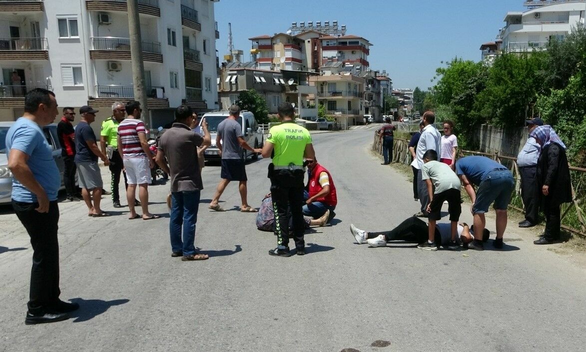 Manavgat'ta motosiklet yayaya çarptı: Yaralıları güneşten böyle korudular