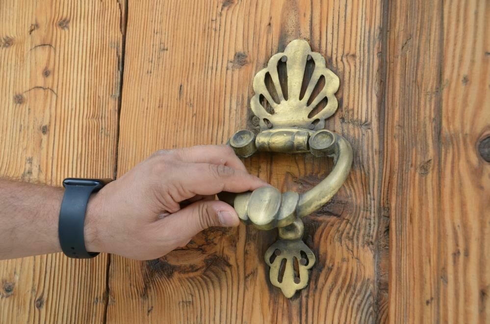 Antalya'da Osmanlı'dan kalma tarihi kapı tokmakları zamana direniyor
