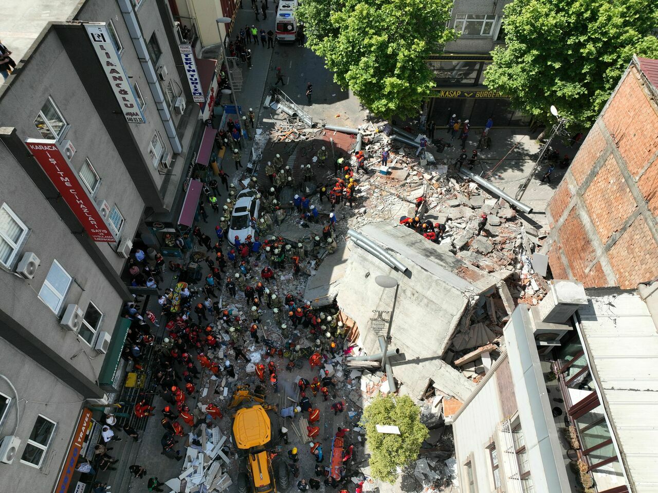 İstanbul'da bina çöktü: Enkaz altında kalanlar var