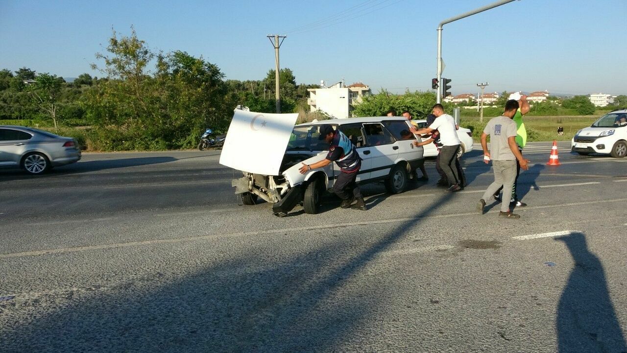 Manavgat'ta kavşakta araçlar kafa kafaya çarpıştı