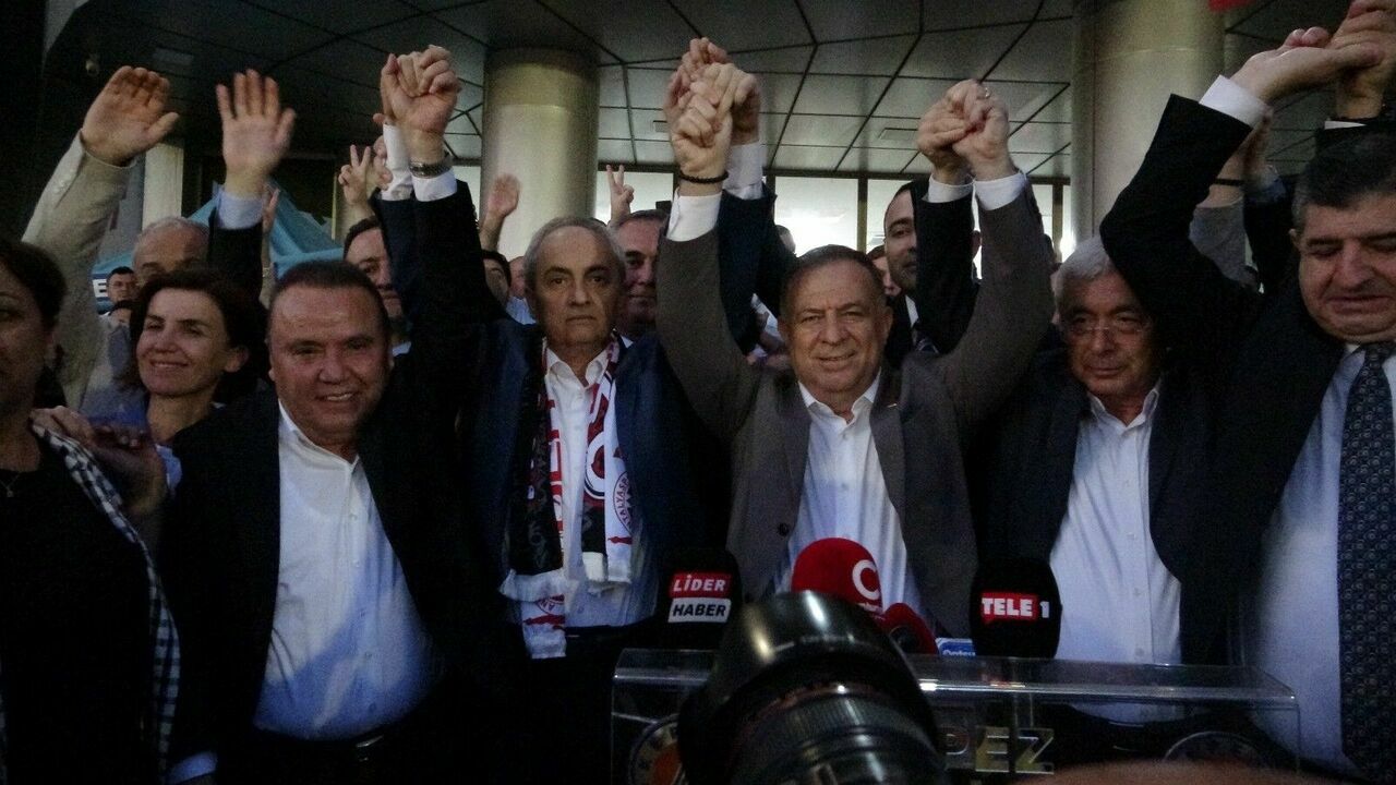 Mesut Kocagöz özgürlüğünü gökyüzüne beyaz güvercin salarak kutladı