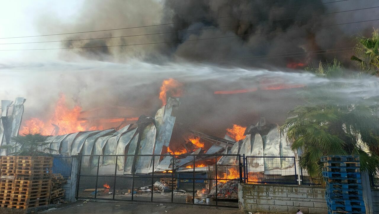 Samsun'da bir fabrika alev alev yanıyor