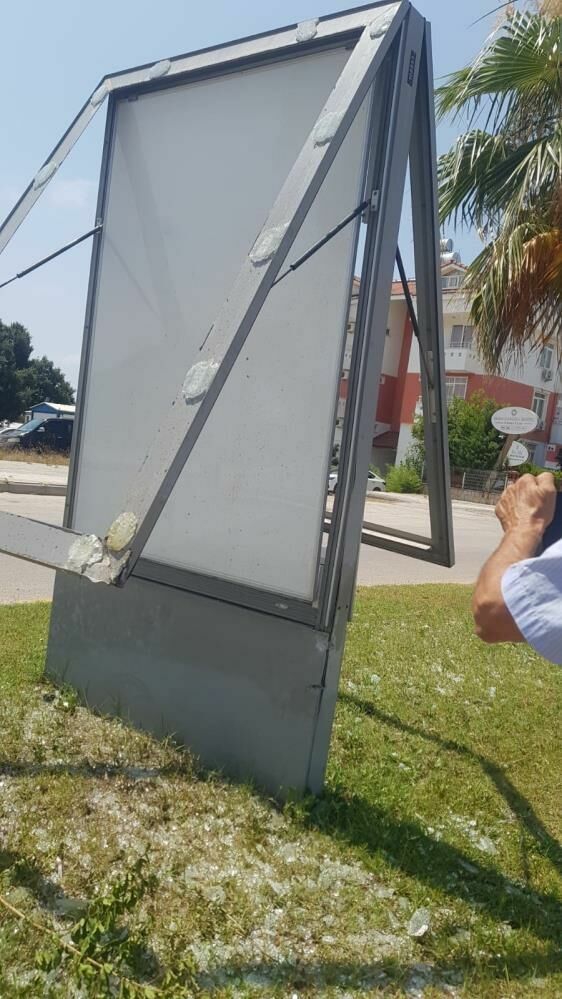 Manavgat'ta motoruyla reklam panosuna çarpan kişi hayatını kaybetti