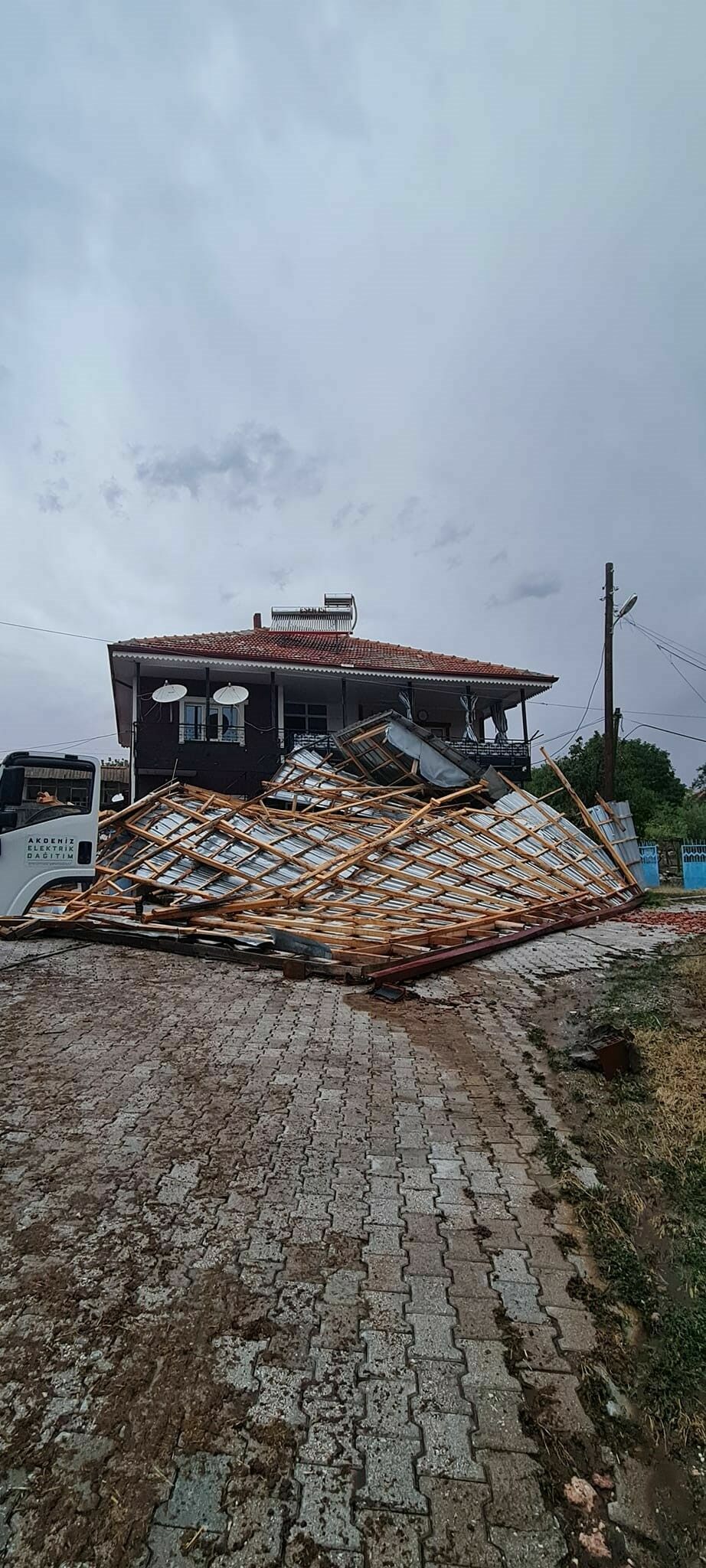 Burdur'da yıldırım düşmesi nedeniyle yangın çıktı