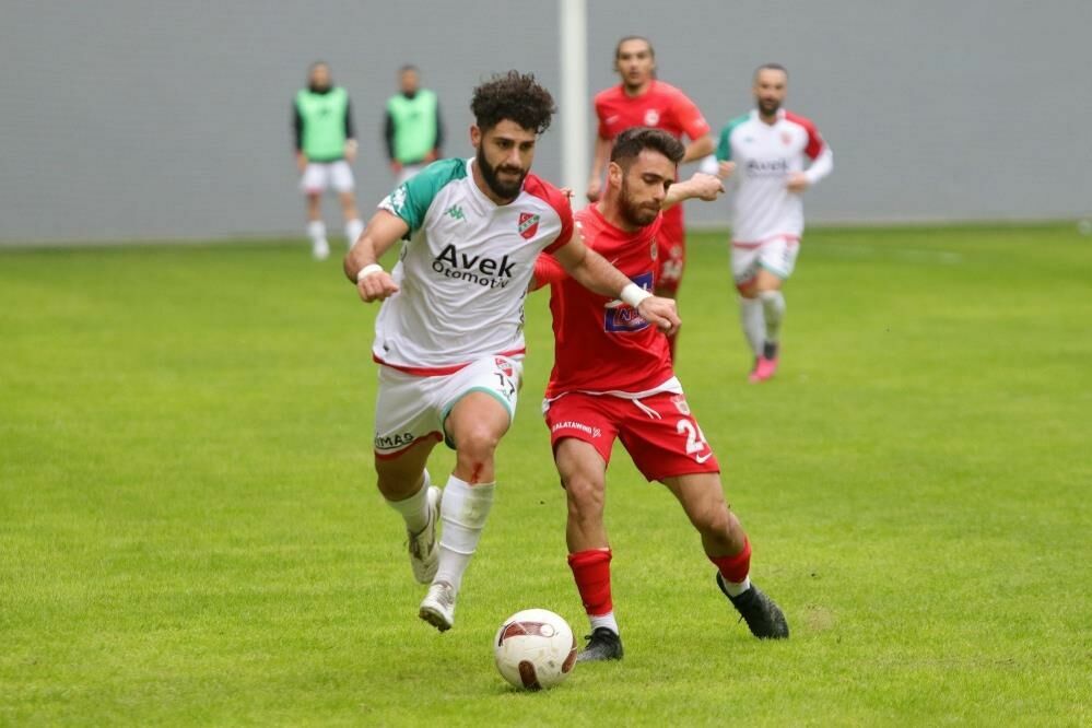 Karşıyaka Enes Nalbantoğlu ile yeni sözleşme imzaladı