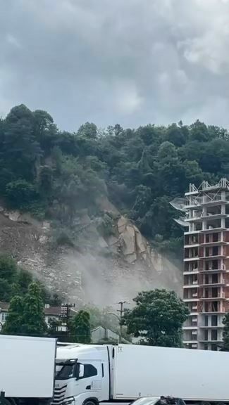 Artvin'de heyelan korkusu! Yağmur sonrası yamaç çöktü