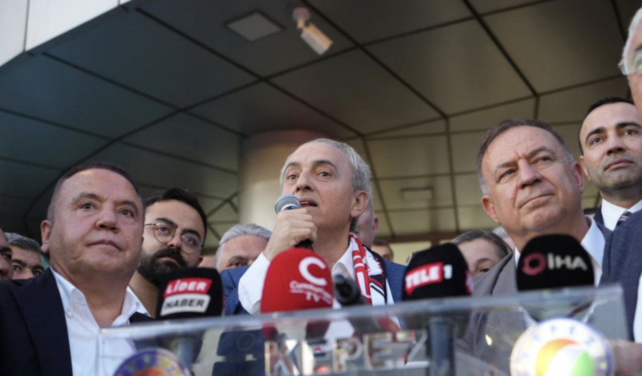 Mesut Kocagöz özgürlüğünü gökyüzüne beyaz güvercin salarak kutladı