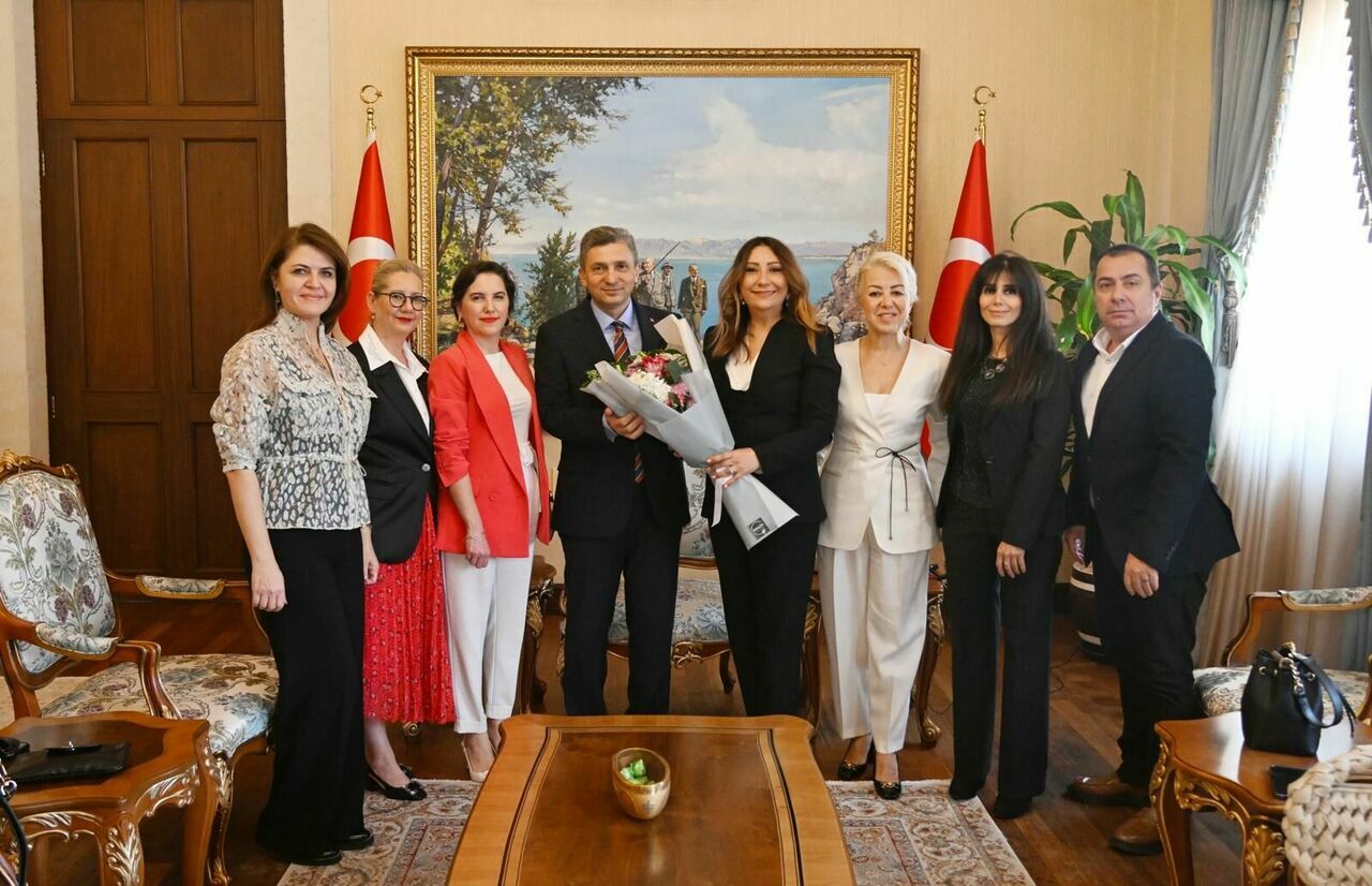 Antalya Halkla İlişkiler Derneği Vali Şahin'i ziyaret etti