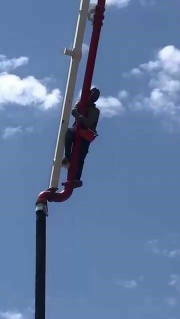 Iş Makinesinin Hortumuna Tutunarak Indi3