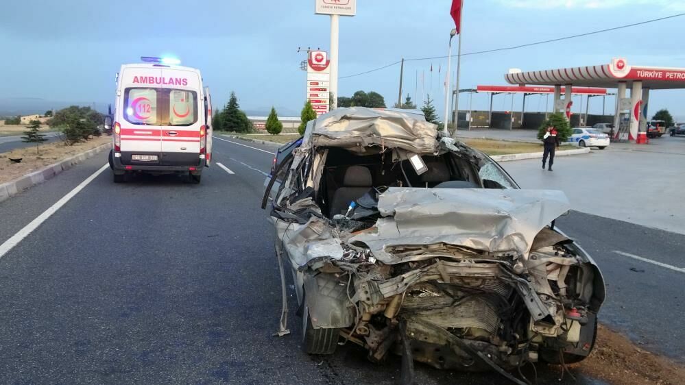 Uşak'ta Otomobil Kamyona Arkadan Çarptı3