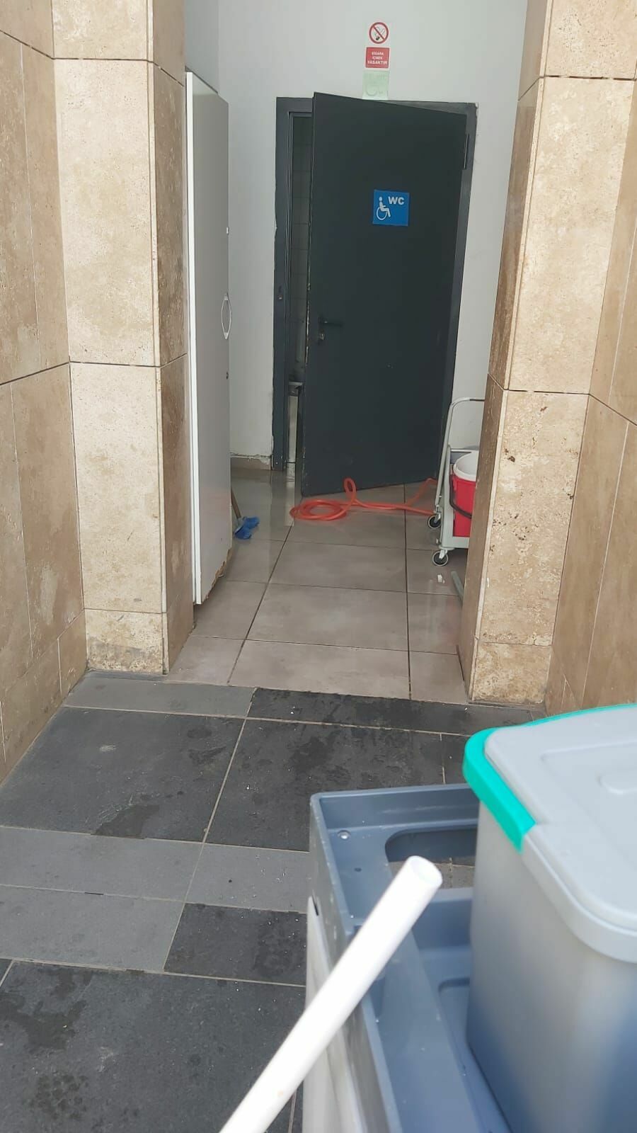 Konyaaltı Sahili’nde tuvalet krizi! Vatandaş ve perfonel karşı karşıya