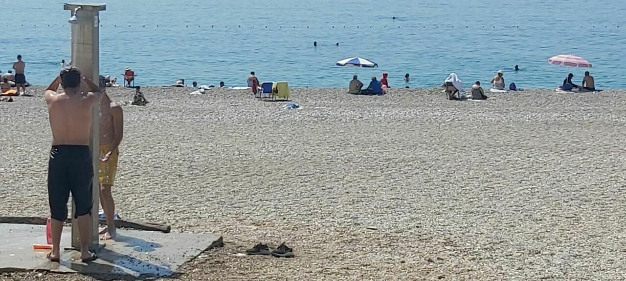 Konyaaltı Sahili'nde yasaklara aldırmadan duş aldılar! Utandıran görüntüler