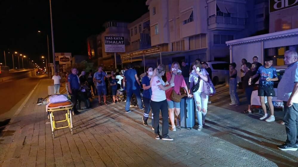 Manavgat'ta Feci Kaza: Tur Midibüsü Beton Direğe Çarptı