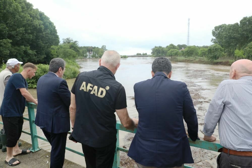 Karadeniz'de turuncu uyarı verildi: Metrekareye 186 kilo yağış düştü