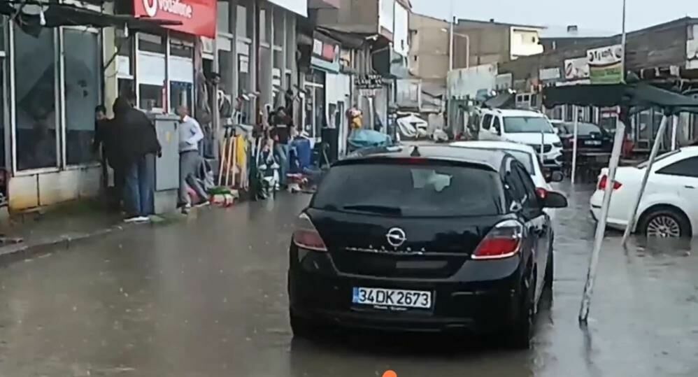 Van Özalp'ta sağanak yağış sele dönüştü