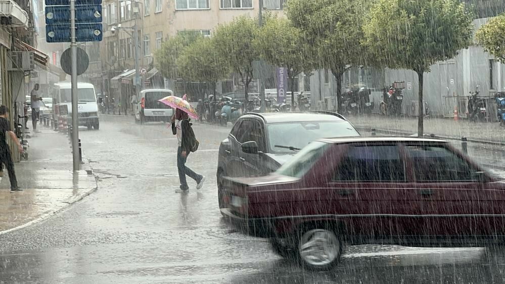 Düzce'de sağanak yağış vatandaşları hazırlıksız yakaladı