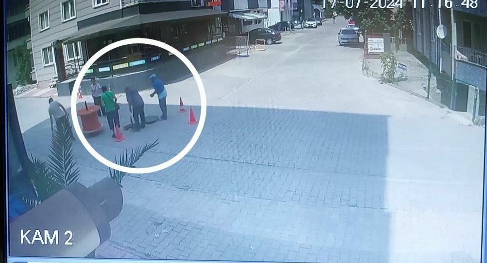 Samsun'da görme engelli çift kapağı açık olan rögara düştü!