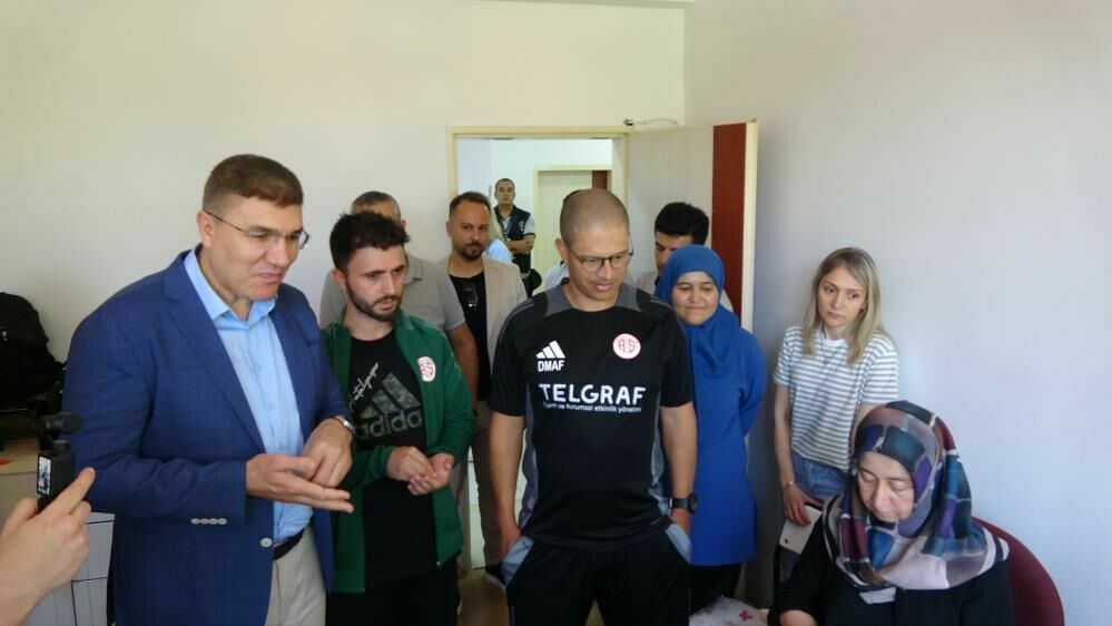 Alex de Souza Burdur'da el dikimi top üreten kadınları ziyaret etti