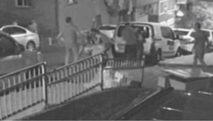 İstanbul'da anne ve oğlu sokak ortasında 4 kişi tarafından darp edildi!