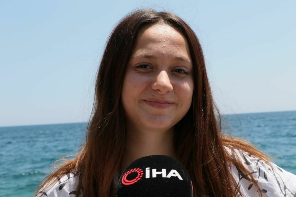 Antalya'da aşırı sıcaktan bunalan vatandaşlar Konyaaltı Sahili'ne akın etti