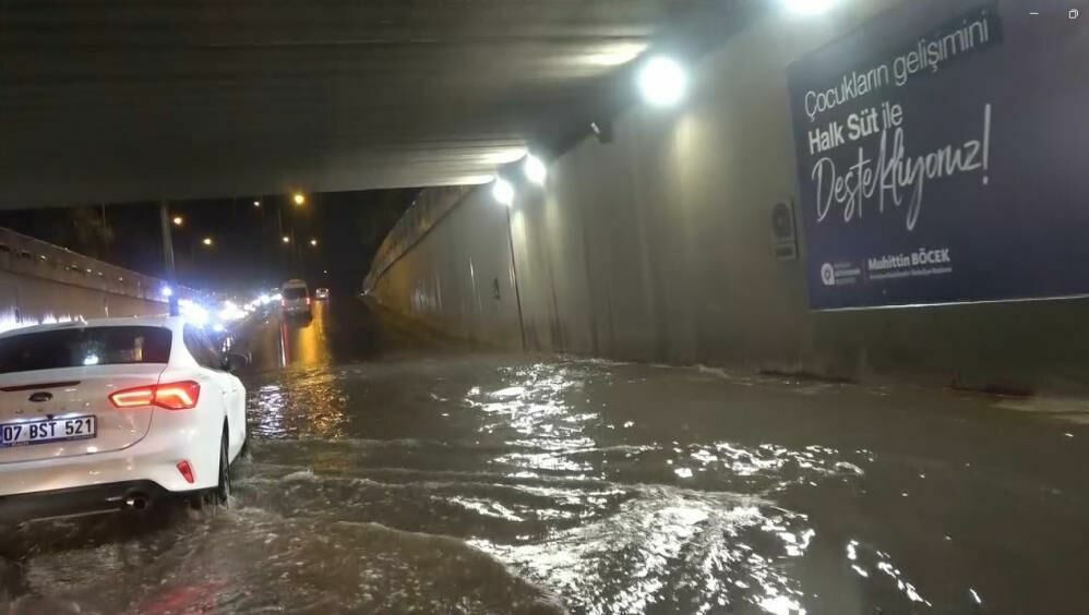 Antalya'da aniden bastıran sağanak yağış hayatı felç etti