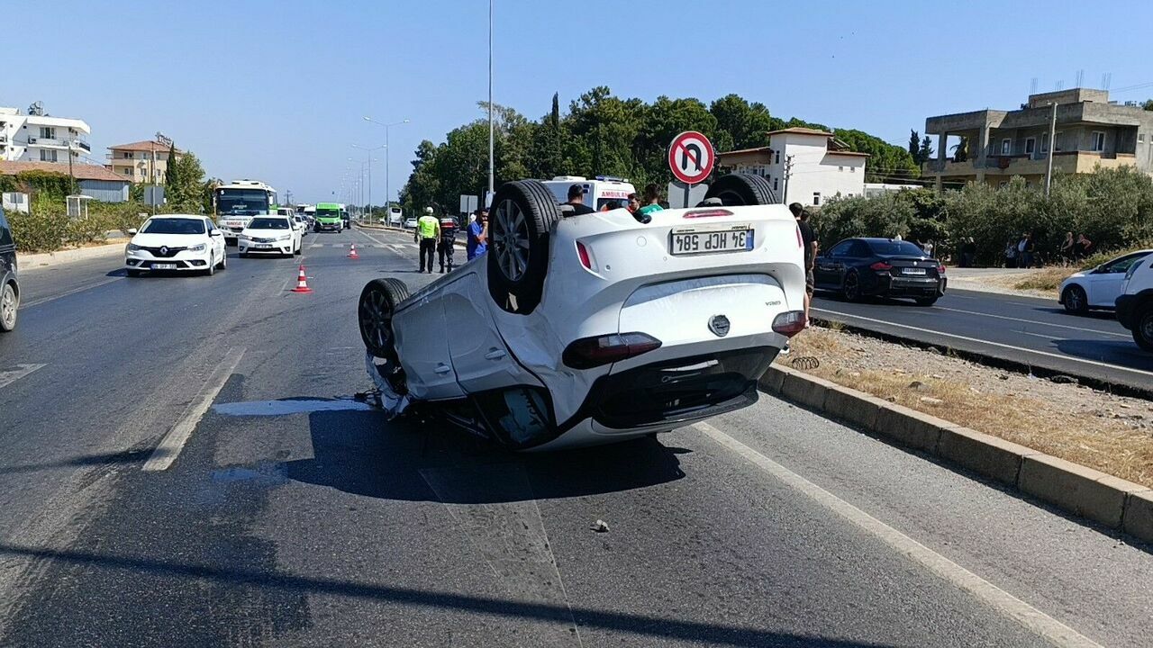 Antalya'da iki araç çarpıştı: Sürücüler birbirini suçladı