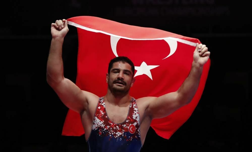 Taha Akgül Paris Olimpiyatları'nda güreş kariyerine veda etti