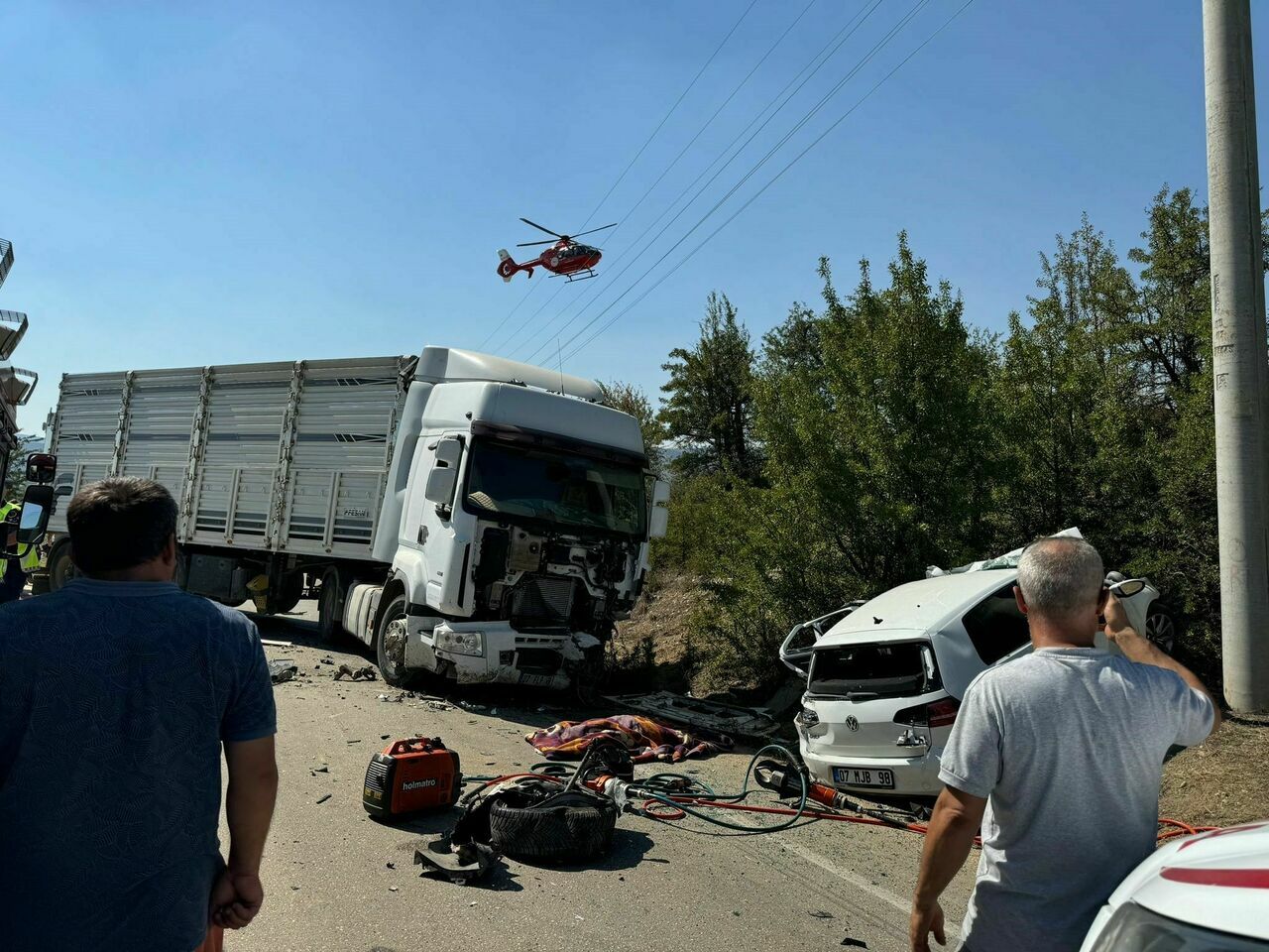 Antalya'da feci kaza! Kamyon ve otomobil çarpıştı: 1 kişi hayatını kaybetti 3 yaralı