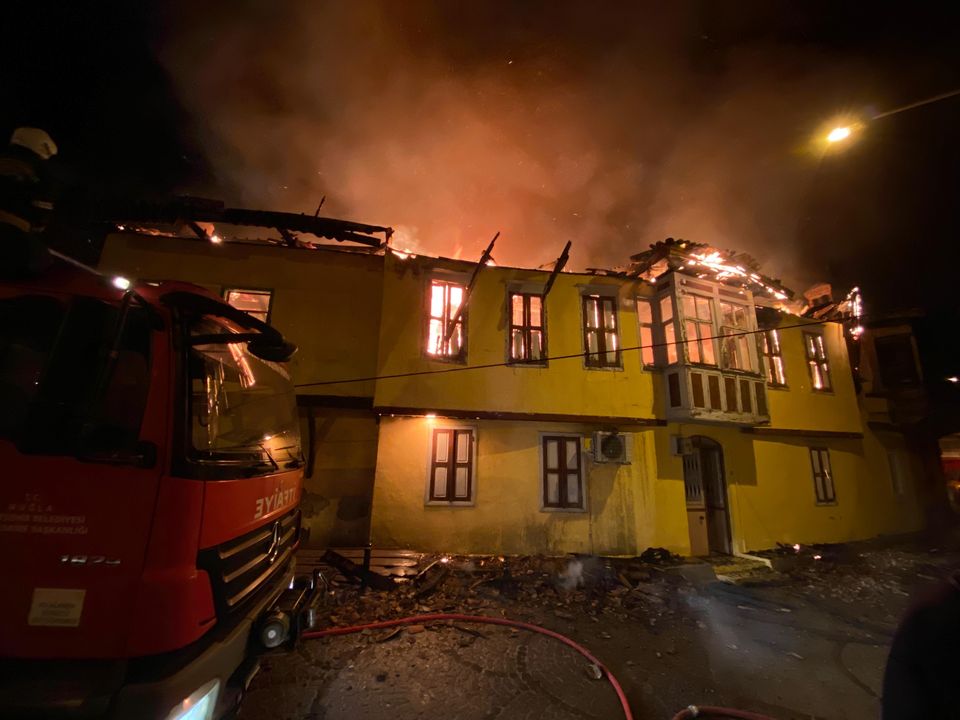 Milas'ta Alevler 2 Evi Küle Çevirdi! 6 Kedi Telef Oldu 2
