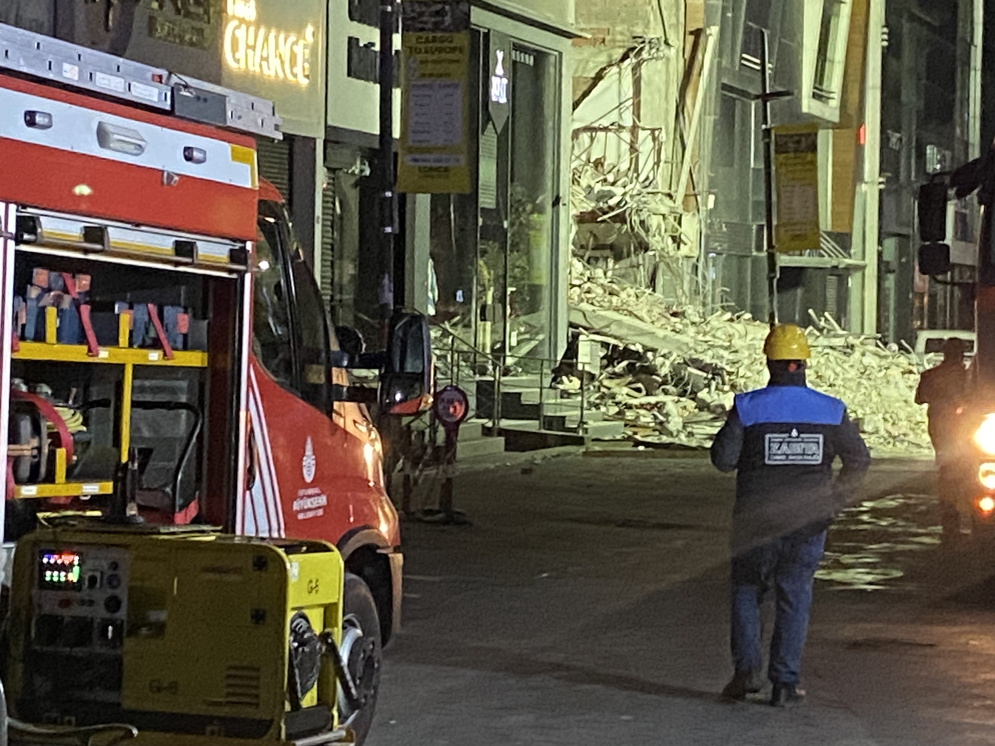 Güngören’de Çöken Binada Kurtarma Çalışmaları 16 Saattir Devam Ediyor