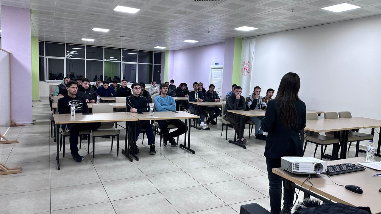 Ispartada Yurtlarda Kalan Gençlere Kadına Yönelik Şiddetle Mücadele Eğitimi  2