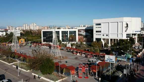 Muratpaşa'nın Yeni Yıl Çarşısı Ziyaretçilerini Bekliyor