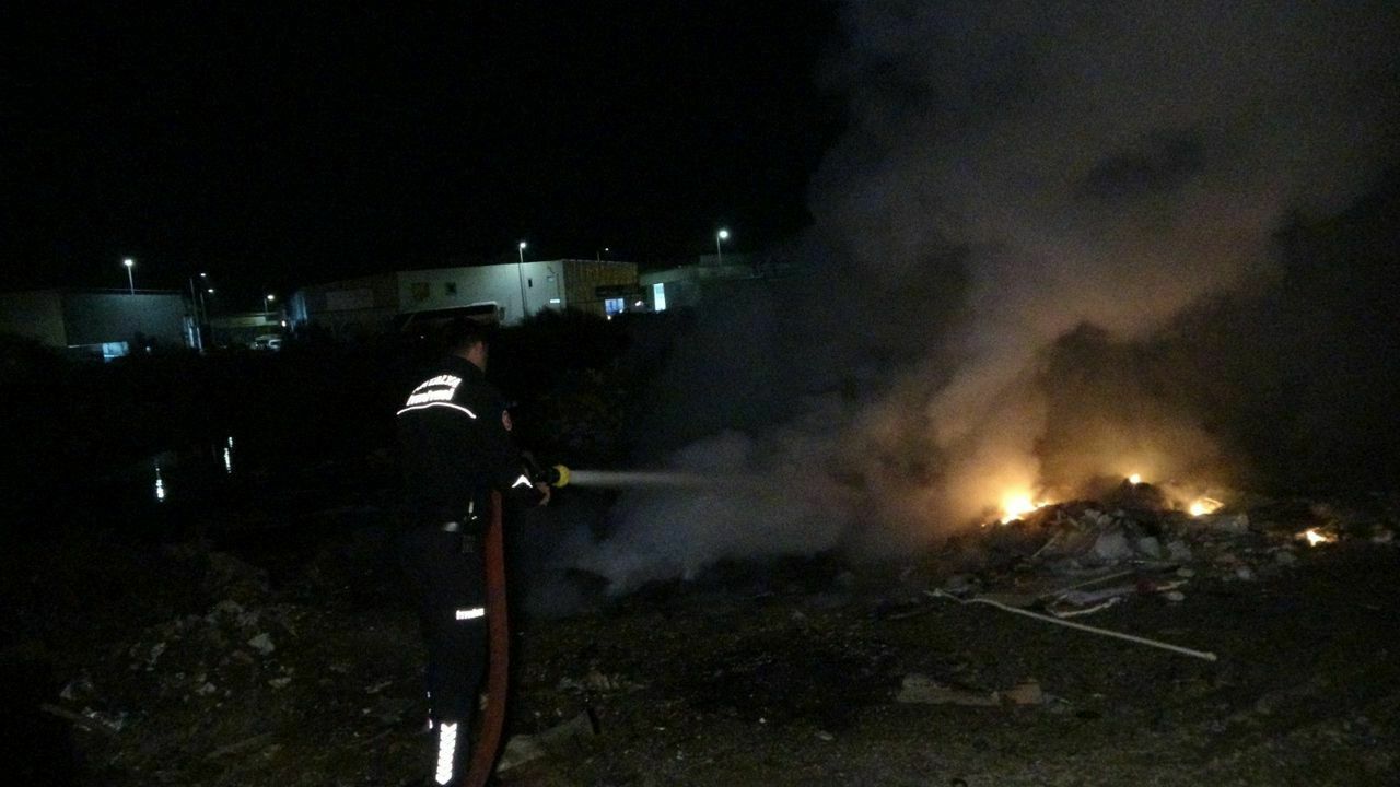 Antalya Manavgat'ta Hurda Lastikler Yandı! D 400 Karayolu Kilitlendi 2